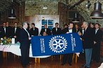 g. Ernst Buchacher, predsednik botrskega RC Hermagor iz Avstrije in g. Schumi svečano izročata zastavo Rotary International predsedniku RC Nova Gorica, g. Aleksandru Gaberščiku 